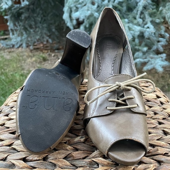 A.N.A. New Approach Camel Tan Color Open Peep Toe Lace Front Pumps Size 7.5 - Picture 8 of 9